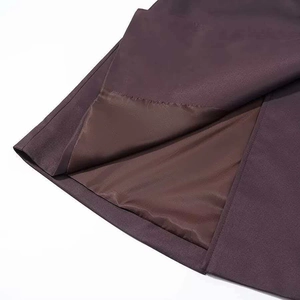 Détail de la doublure de trench-coat kaki avec coutures soignées et fente arrière
