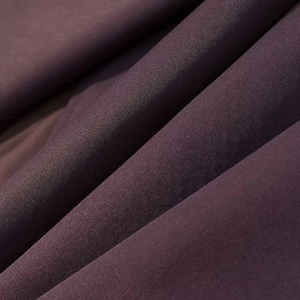 Gros plan détaillé sur la texture et le tissage du tissu sergé bordeaux foncé de qualité
