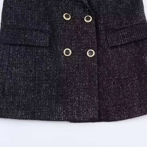 Blazer in tweed grigio scuro da donna con bottoni a doppio petto dorati e tasche a patta