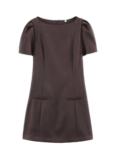 Détail d'une robe courte marron foncé avec manches bouffantes et poches symétriques