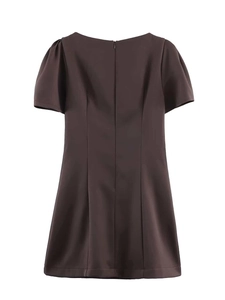 Détail de la fermeture éclair invisible et des coutures sur la robe en satin marron