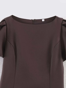 Détail de robe marron avec col bateau, manches bouffantes et fermeture éclair au dos