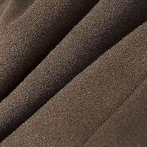 Vista macro che mostra la spessa texture in lana marrone scuro e la morbida finitura del cappotto