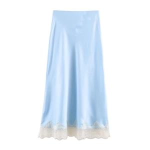 Dettaglio della gonna midi in raso azzurro con bordo in pizzo bianco delicato