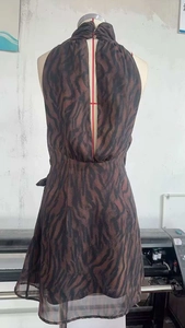 Vue détaillée de la robe courte dos nu à imprimé animalier avec col licou et tissu en mousseline