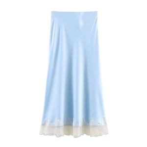 Elegante gonna midi in raso azzurro con bordo in pizzo bianco e taglio a trapezio setoso