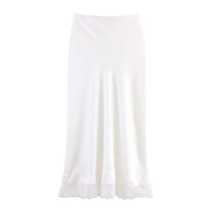 Dettaglio gonna midi in raso bianco con bordo in pizzo elegante e texture setosa