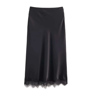 Dettaglio elegante gonna midi in raso nero con bordo in pizzo a ciglia sulla parte inferiore