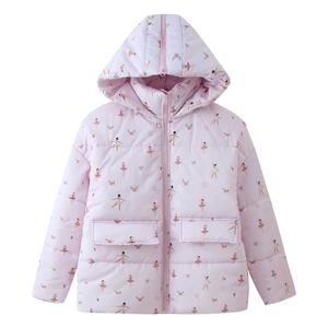Detailansicht der rosa Winterjacke mit Ballerina-Print und großen Klapptaschen