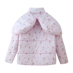 Detailansicht der rosa Steppjacke mit Ballettmädchen-Print und Lagendesign am Rücken