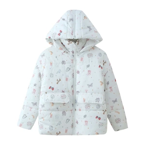 Weiße Kapuzensteppjacke mit bunten Schmetterlings- und Erdbeerdrucken und Pattentaschen