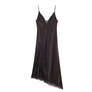 Elegante abito sottoveste in raso marrone scuro con pizzo delicato e orlo irregolare