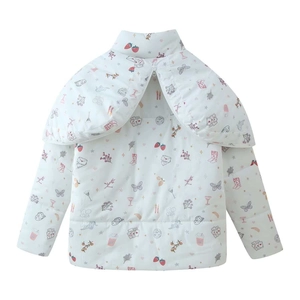Detailansicht der weißen Winterjacke mit buntem Graffiti-Print und Cape-Design