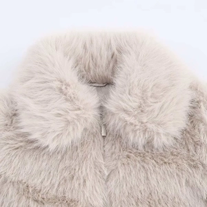 Veste courte en fausse fourrure beige clair avec col et fermeture éclair argentée