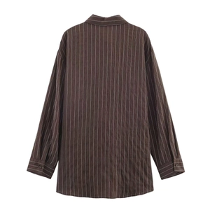 Chemise marron foncé à rayures, manches longues, col à revers et vue de dos fluide