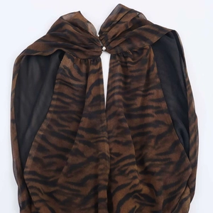 Détail de la robe sans manches à imprimé animal avec col plissé et boutons en métal