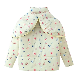 Detailansicht der Rückseite einer gesteppten Kinderjacke mit Obstmuster und Capedetail