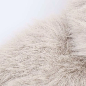 Gros plan sur la texture de la fourrure synthétique grise montrant des fibres pelucheuses