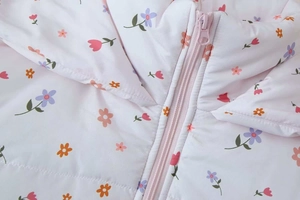 Detailansicht der rosa geblümten Steppjacke mit Reißverschluss und weichem Stoff