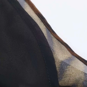 Gros plan sur les coutures du tissu à imprimé animal et la texture de la robe
