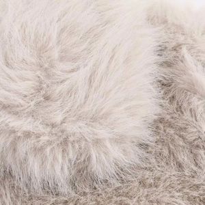 Détail macro de la texture en fausse fourrure gris clair montrant des fibres douces