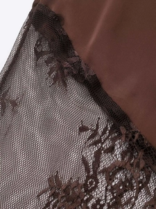 Detaillierte Nahaufnahme von dunkelbraunem Satinstoff mit floraler Spitze und feiner Naht