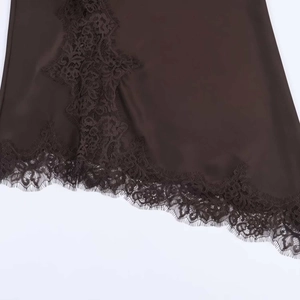Dettaglio dell'abito in raso cioccolato con pizzo floreale delicato e texture raffinata