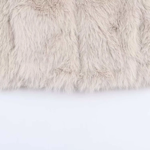 Texture détaillée en gros plan d'une fausse fourrure gris clair pour veste femme