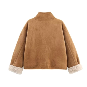 Vue arrière d'une veste réversible en similicuir chamois avec doublure en fausse fourrure