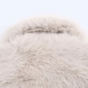 Gros plan sur la texture en fausse fourrure douce d'une veste courte gris clair