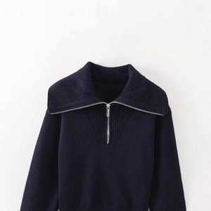 Pull en maille côtelée bleu marine pour femme avec grand col et fermeture éclair