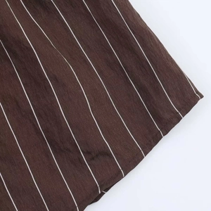 Détail du tissu rayé marron en coton et lin pour chemise avec coutures de qualité