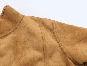 Détail de la veste en daim camel montrant le col montant et les coutures doubles renforcées