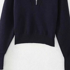 Pull en maille bleu marine classique avec col zippé et ourlet côtelé pour l'automne