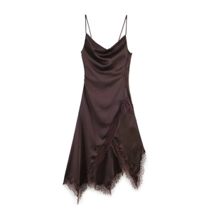 Robe caraco en satin marron foncé avec bordure en dentelle asymétrique et fines bretelles