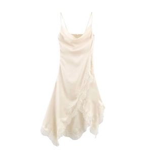 Robe nuisette en satin champagne avec col bénitier et bordure en dentelle blanche