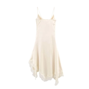 Détail de la robe nuisette en satin avec dentelle blanche et ourlet asymétrique