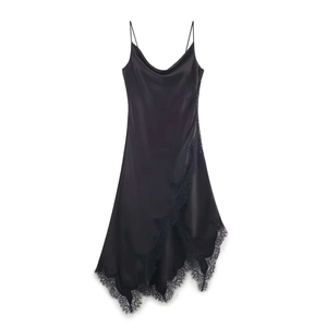 Robe nuisette asymétrique en satin noir avec dentelle et décolleté bénitier élégant