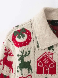 Detailansicht des Weihnachtspullovers mit Rentier-Jacquard und Vintage-Polo-Kragen-Design