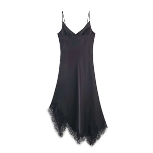 Détails du dos d'une robe nuisette en satin noir avec dentelle délicate et fines bretelles