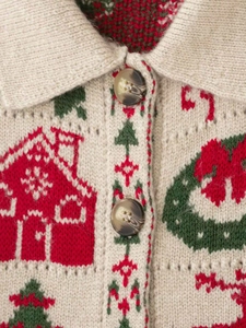 Detail der Weihnachtsstrickjacke mit rotem Haus-Jacquard und braunen Knöpfen in Marmoroptik