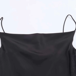 Détail de robe nuisette en satin noir avec bordure en dentelle et col bénitier drapé