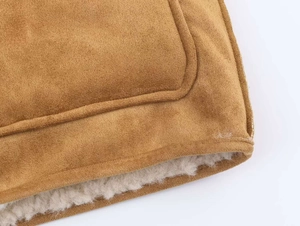 Détail de la texture suédine marron et de la doublure épaisse en polaire sherpa