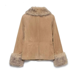 Veste courte en daim camel pour femme avec col et poignets en fausse fourrure, vue de dos
