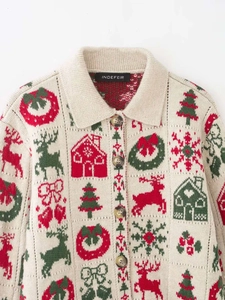 Detailansicht der Strickjacke mit weihnachtlichen Rentier- und Baummustern