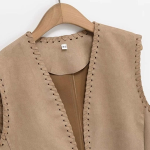 Gilet sans manches en suédine camel pour femmes avec surpiqûres contrastées bohèmes