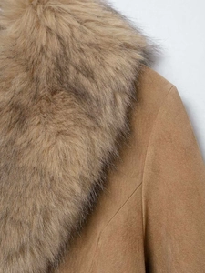 Détail du col en fourrure et texture suédine sur une veste courte camel pour femmes