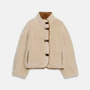 Veste réversible en polaire sherpa pour femme crème avec bordure marron et boutons