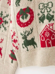 Detaillierte Strickstruktur mit festlichen Rentier- und Schneeflockenmustern auf beigem Pullover