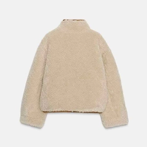 Veste réversible en fausse fourrure beige pour femme avec col montant et vue arrière